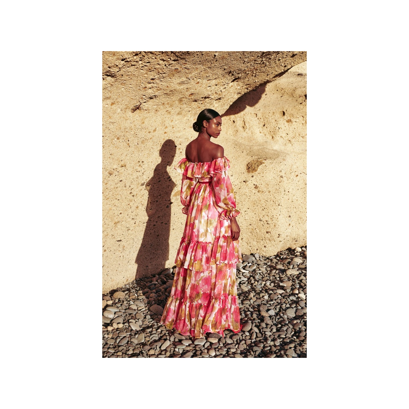 Vestido largo en gasa estampada de flores rojas con escote bardot