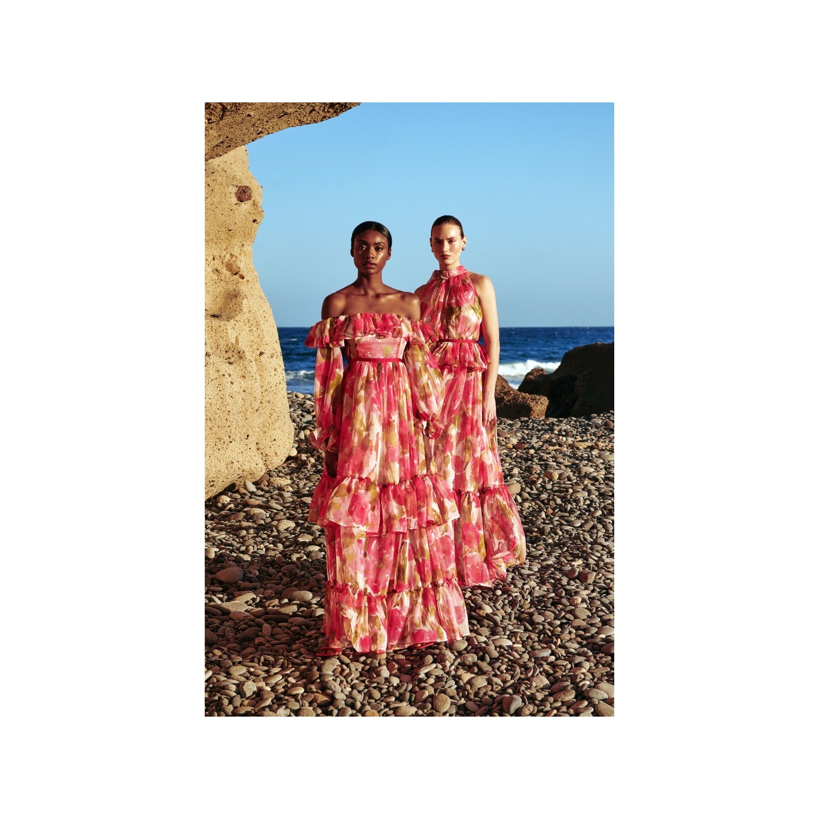 Vestido largo en gasa estampada de flores rojas con escote bardot