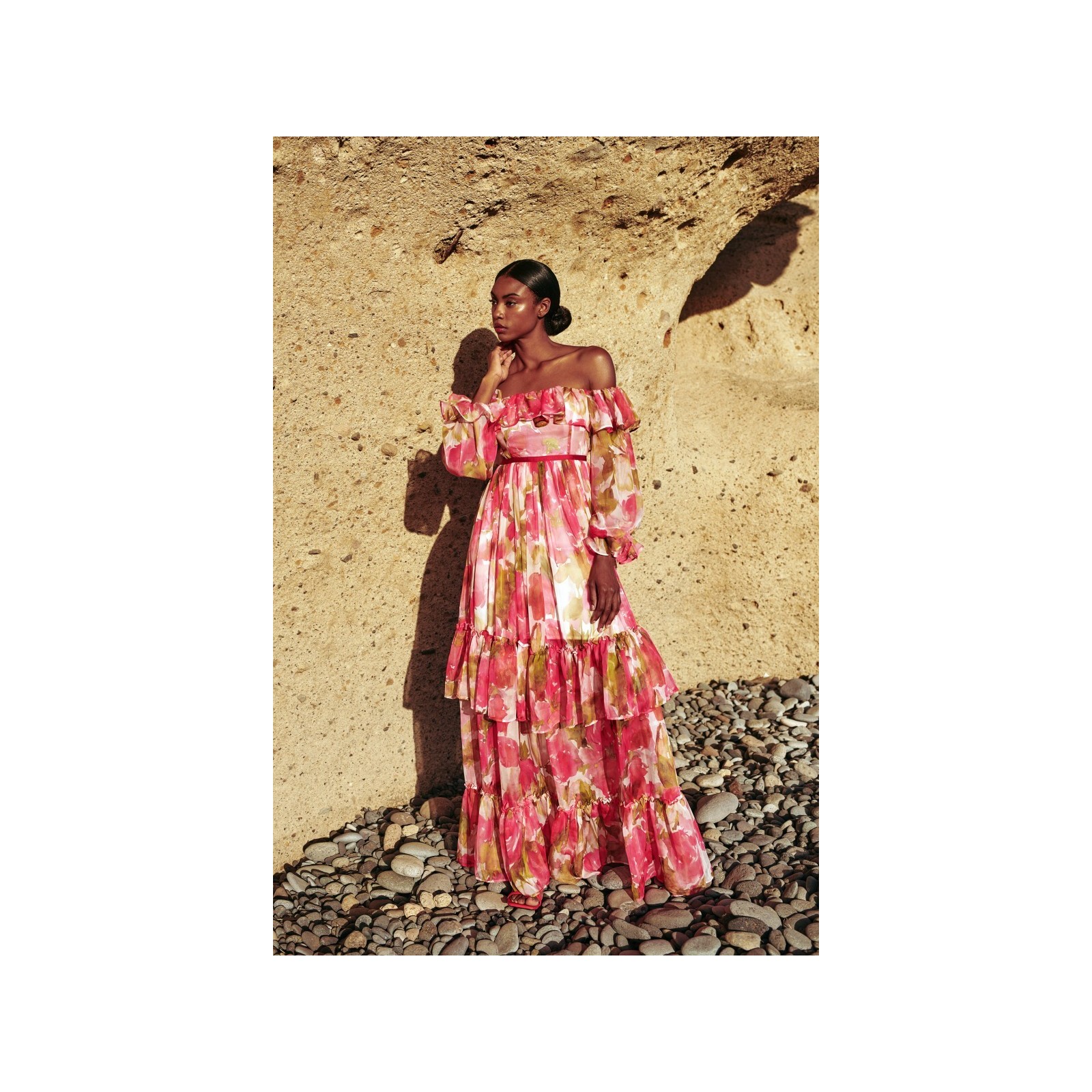 Vestido largo en gasa estampada de flores rojas con escote bardot