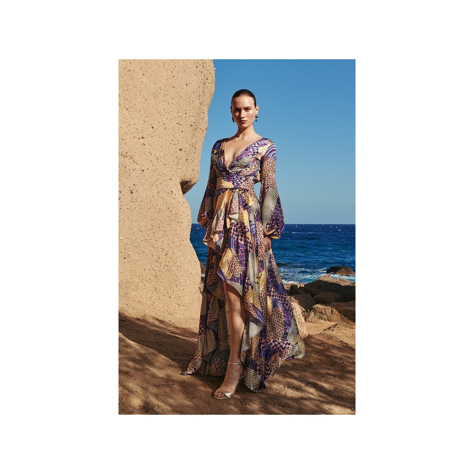 Vestido de fiesta largo cuerpo drapeado con estampado geometrico
