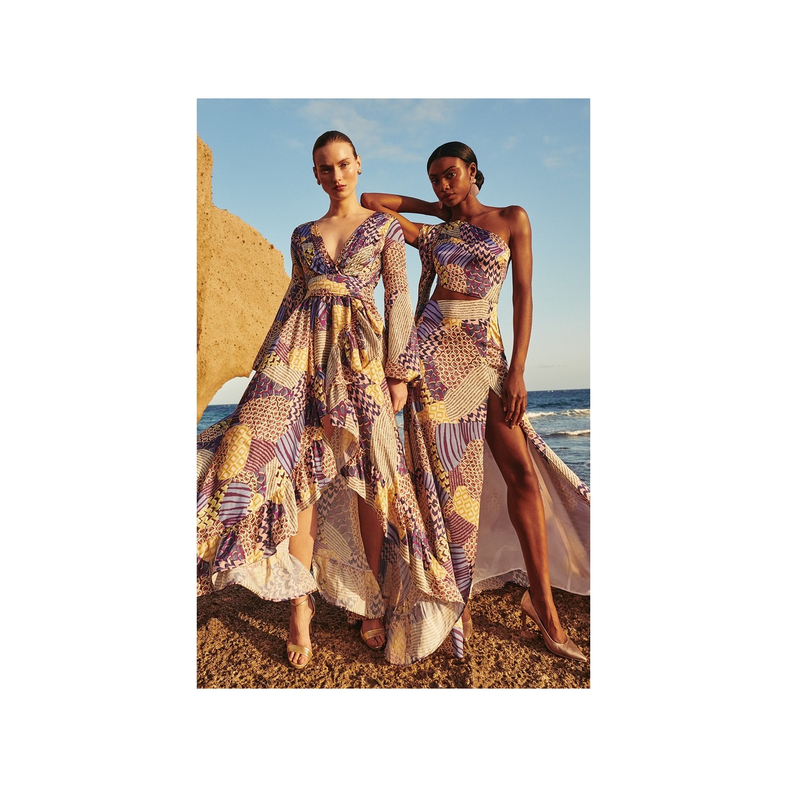 Vestido de fiesta largo cuerpo drapeado con estampado geometrico