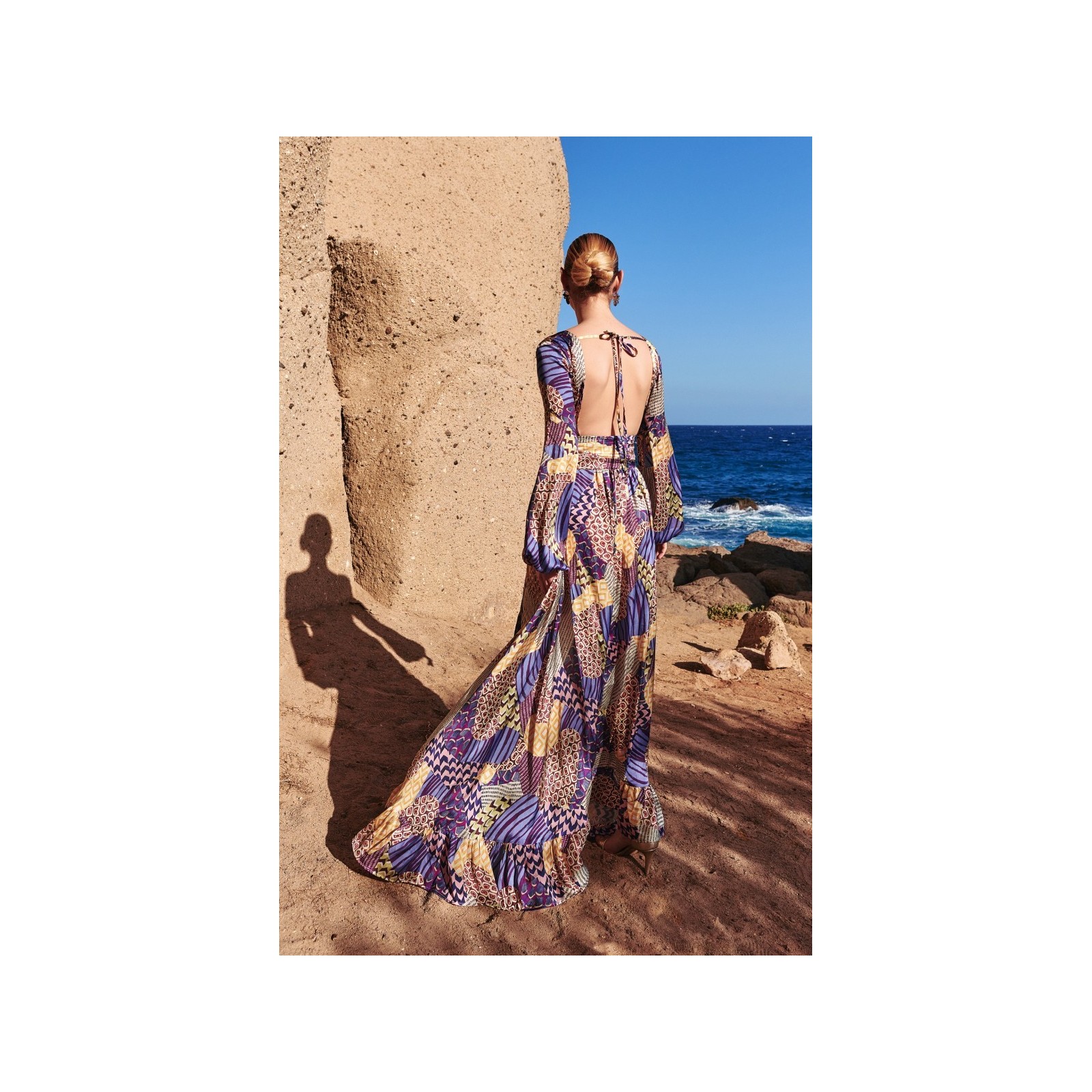 Vestido de fiesta largo cuerpo drapeado con estampado geometrico