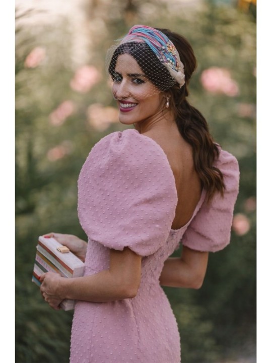 Vestido de fiesta de plumetti rosa palo con mangas abullonadas y volante en bajo