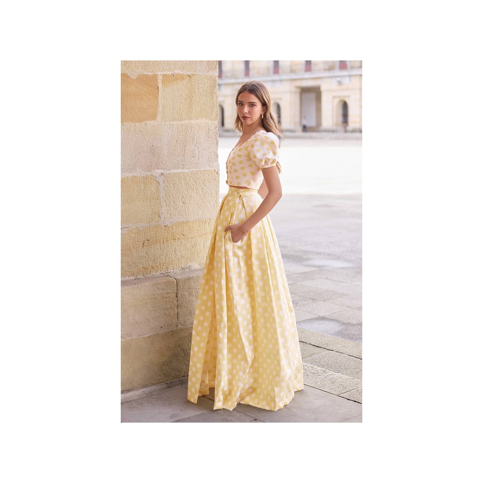 Conjunto top y falda abullonado de lunares amarillo