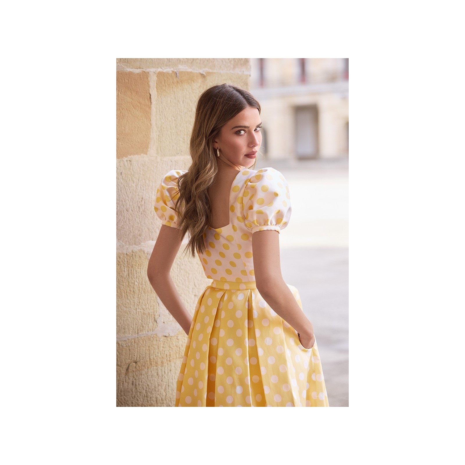Conjunto top y falda abullonado de lunares amarillo