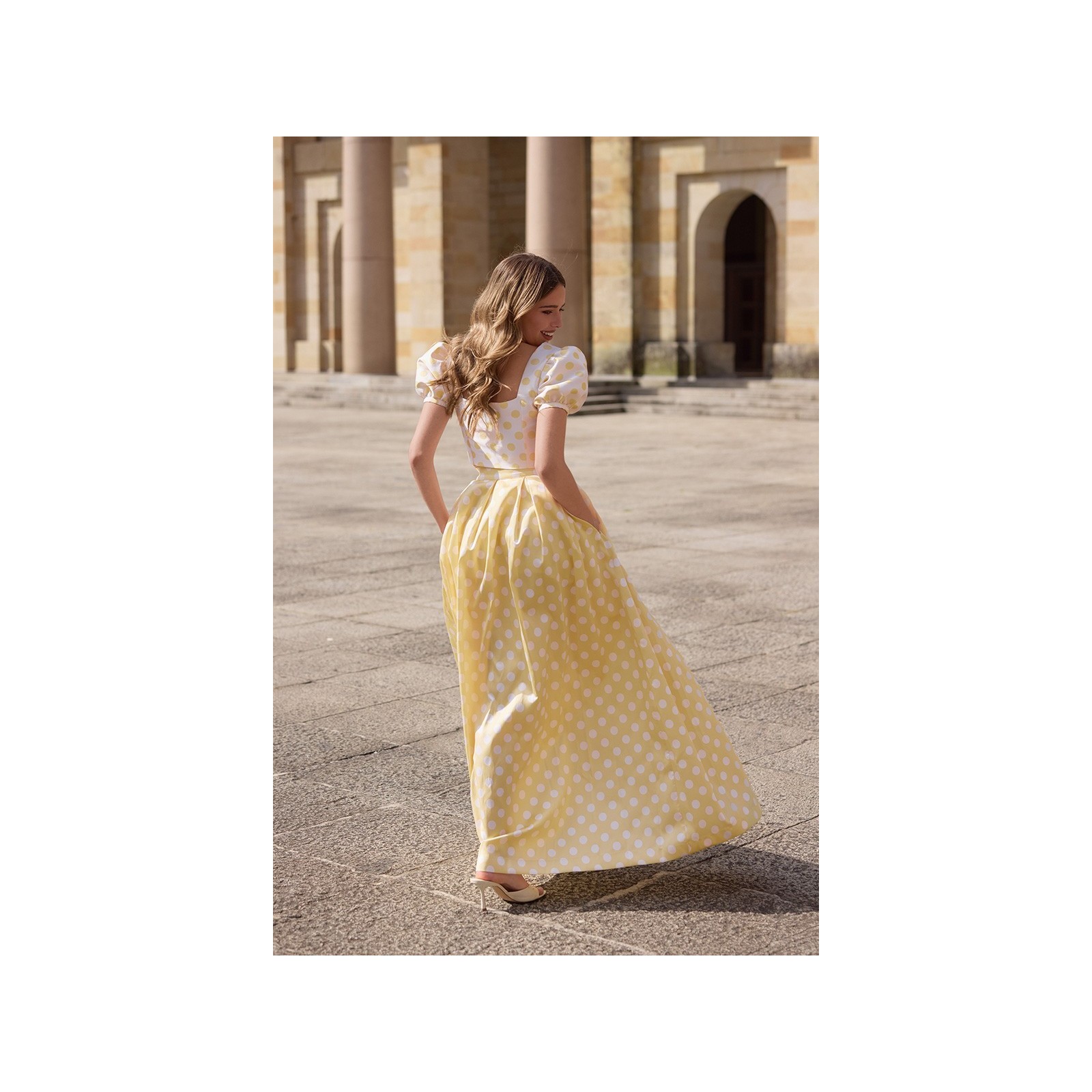 Conjunto top y falda abullonado de lunares amarillo