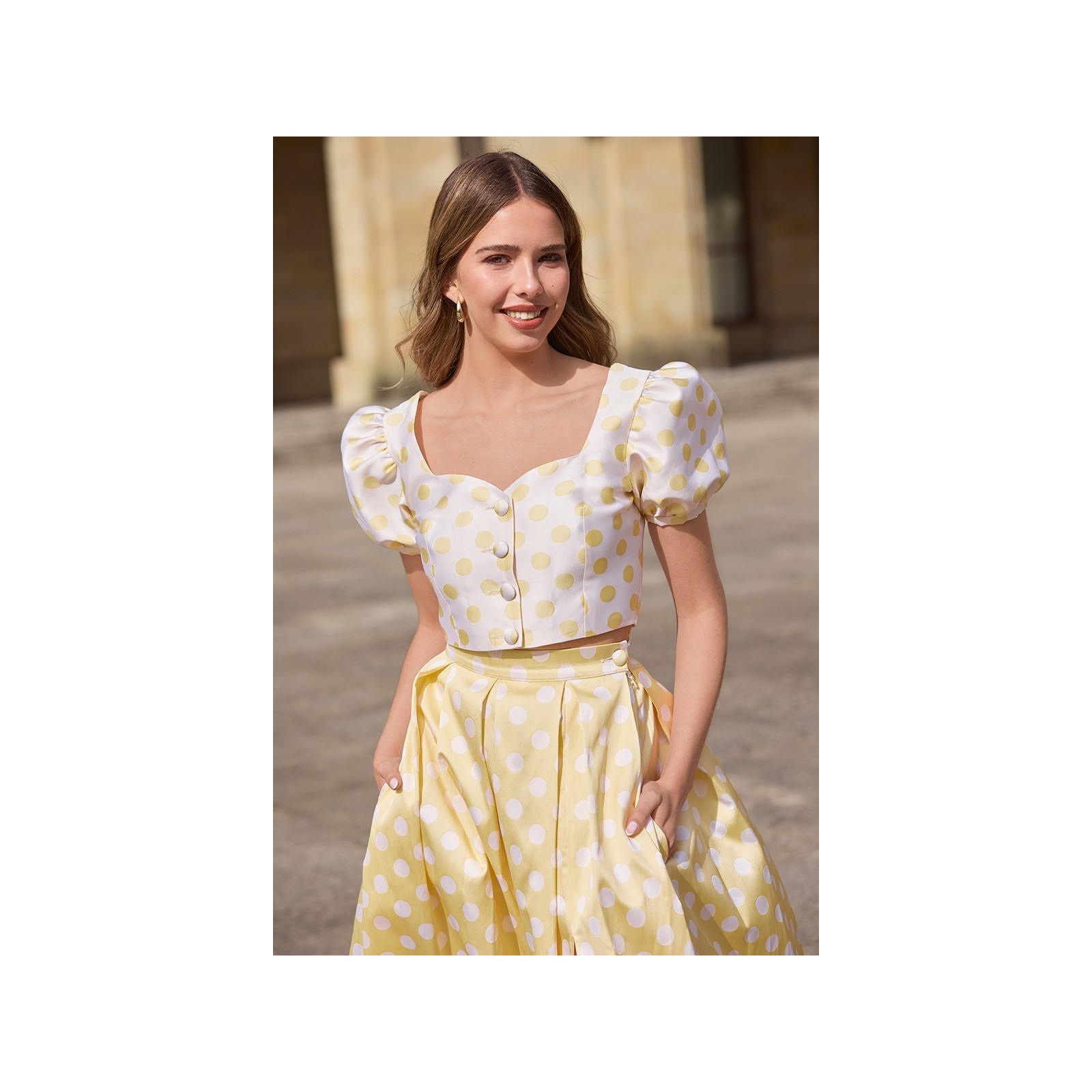 Conjunto top y falda abullonado de lunares amarillo