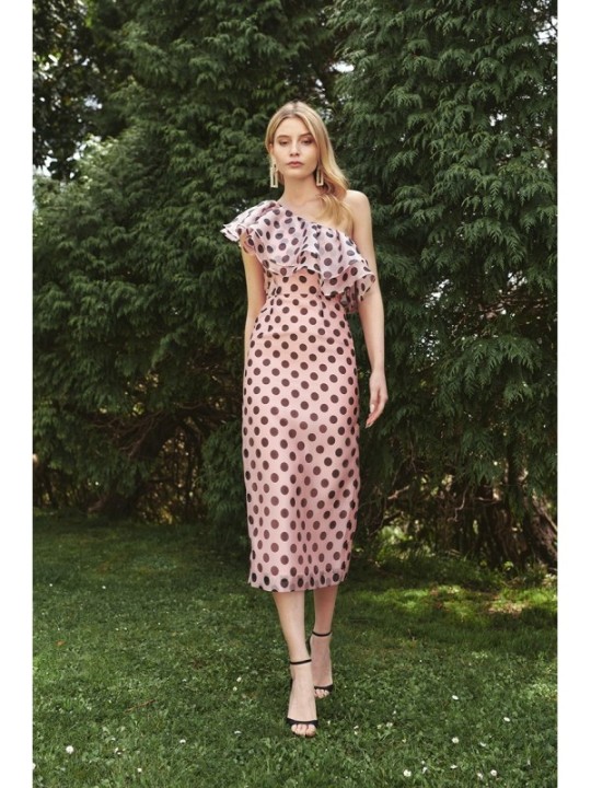 Vestido midi con volantes asimetrico en organza lunares rosa para invitadas