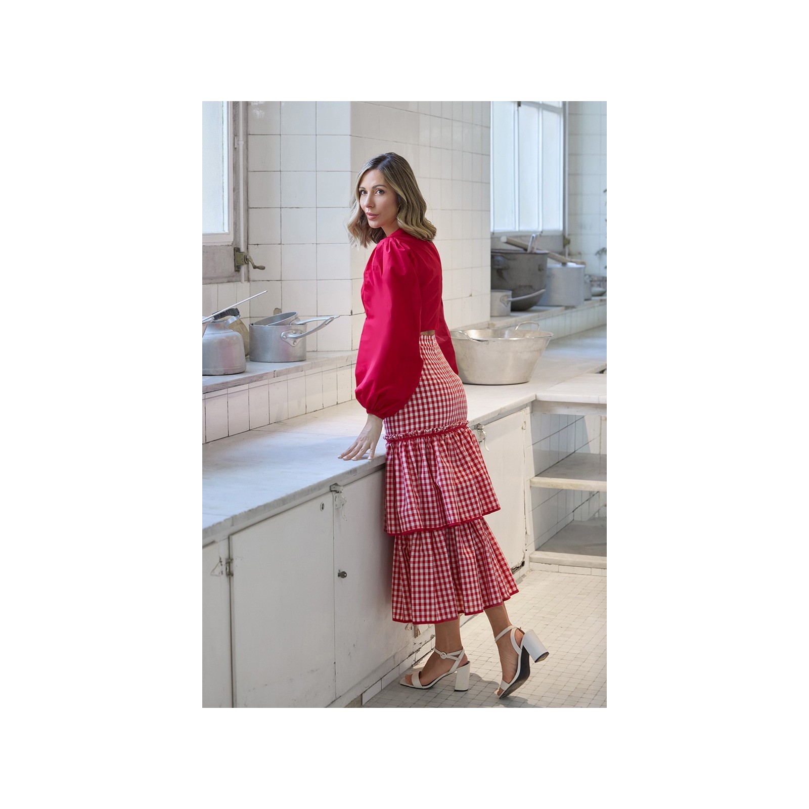 Falda midi cuadro vichy volantes blanco y rojo