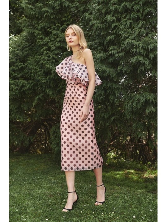 Vestido midi con volantes asimetrico en organza lunares rosa para invitadas