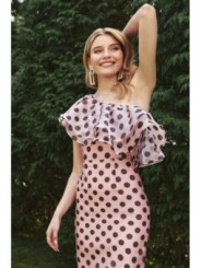 Vestido midi con volantes asimetrico en organza lunares rosa para invitadas