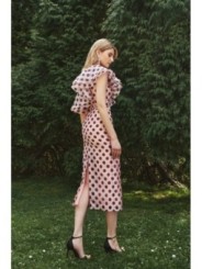 Vestido midi con volantes asimetrico en organza lunares rosa para invitadas