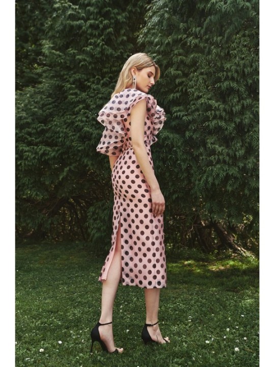 Vestido midi con volantes asimetrico en organza lunares rosa para invitadas