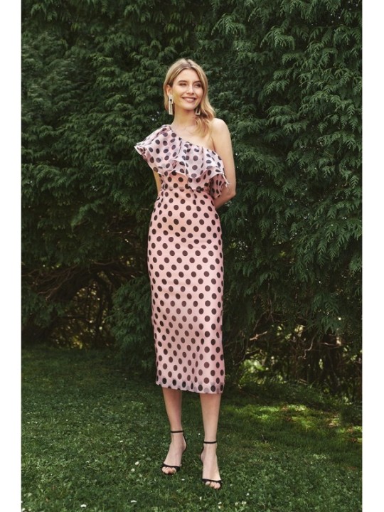 Vestido midi con volantes asimetrico en organza lunares rosa para invitadas