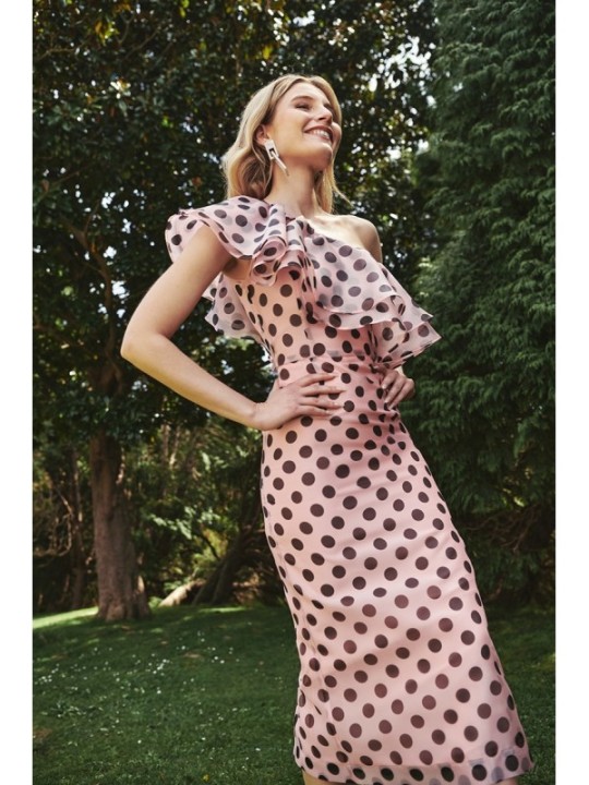 Vestido midi con volantes asimetrico en organza lunares rosa para invitadas