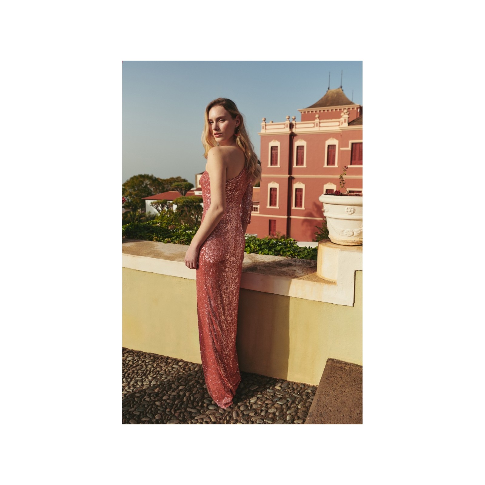 Vestido de fiesta asimetrico largo de lentejuelas coral