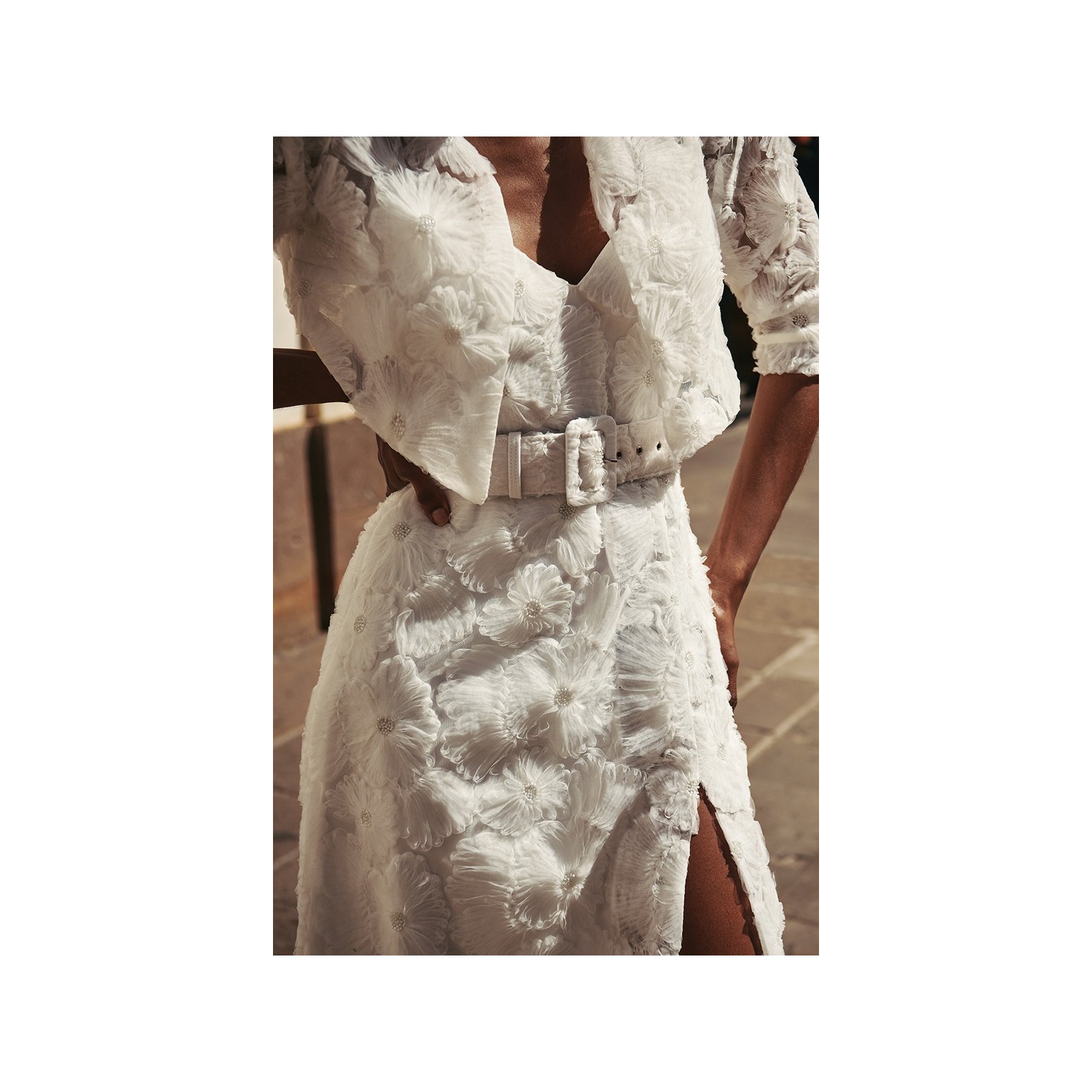 Cinturon tul blanco flores relieve