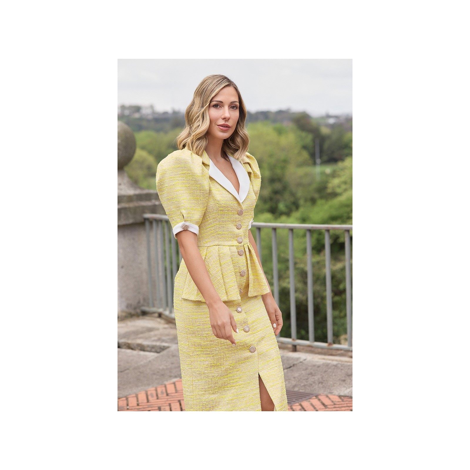 vestido de tweed amarillo con peplum manga jamón y boton joya