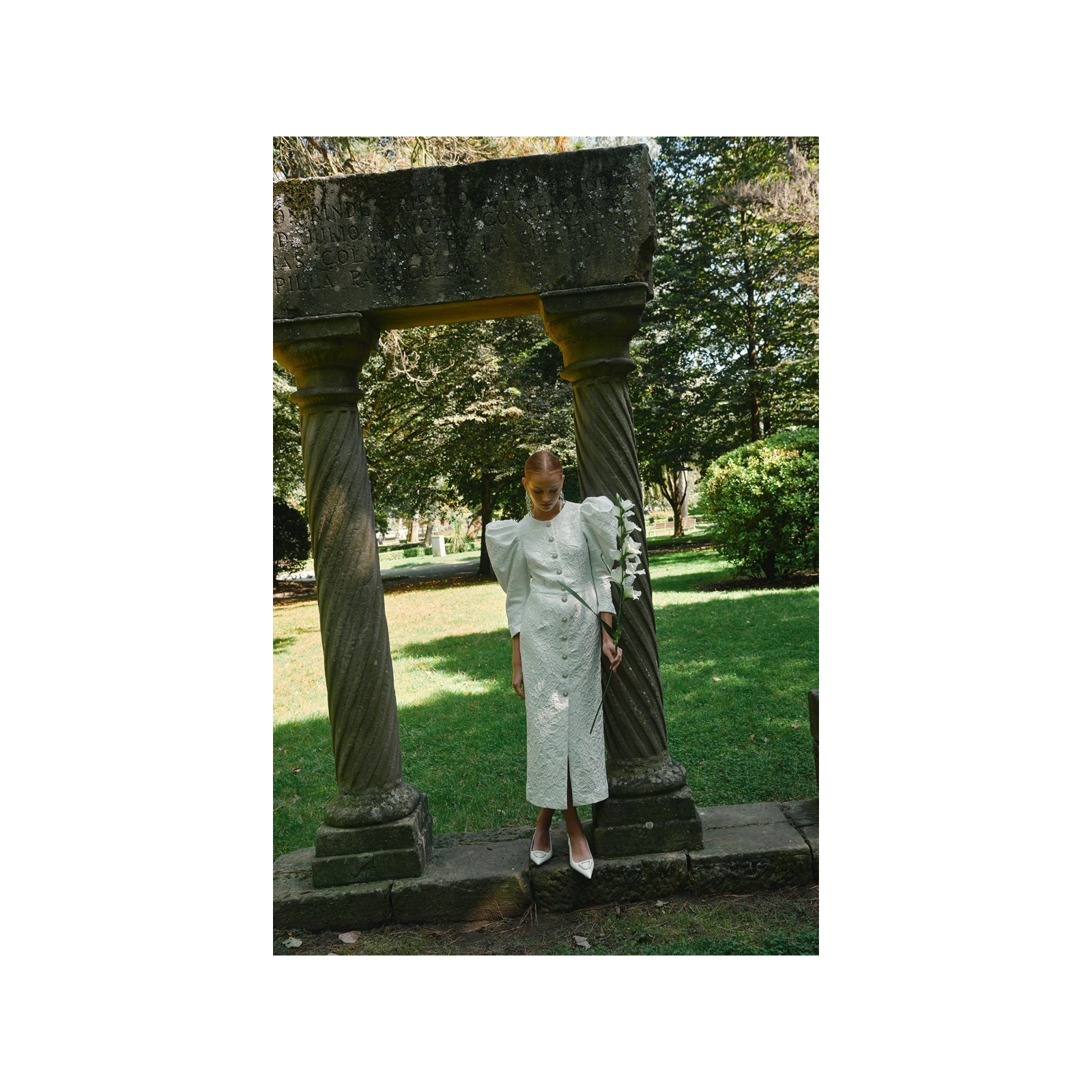 Vestido midi manga abullonada brocadoflores  blanco