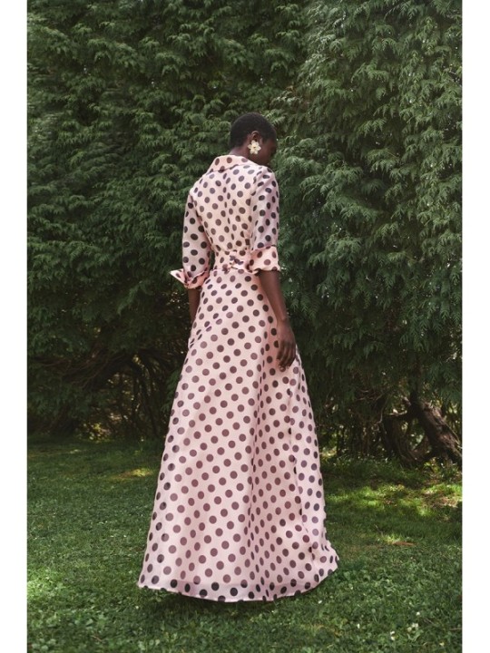 Vestido camisero largo con cuello esmoquin en organza lunares rosa para invitadas