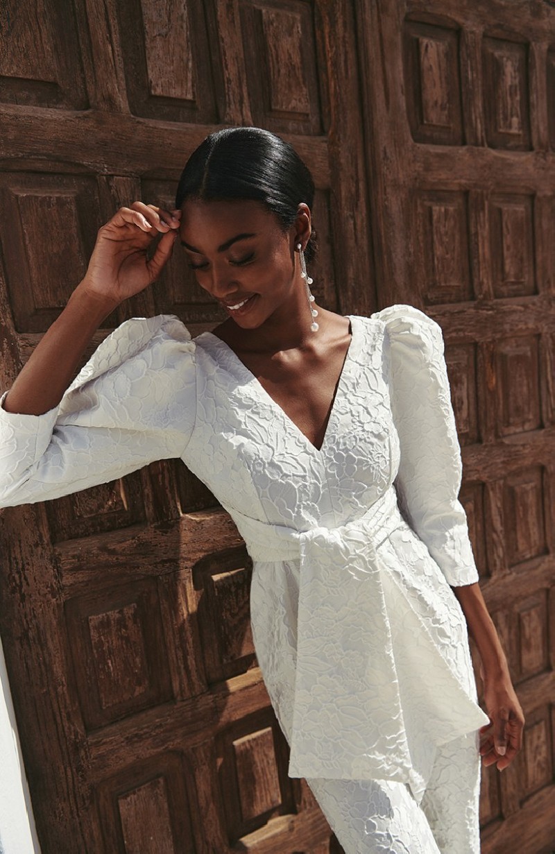 Mono blanco  para novia civil en jacquard  en relieve flores con