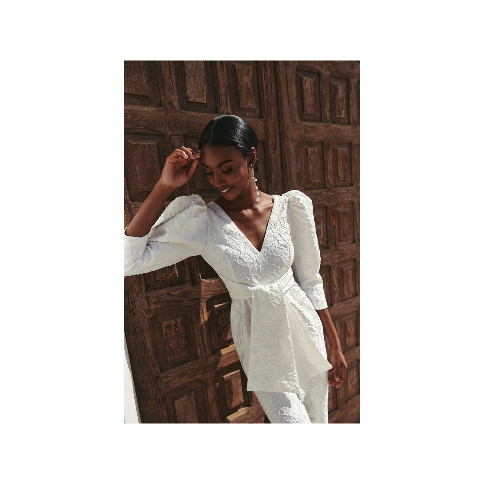 Mono blanco  para novia civil en jacquard  en relieve flores con
