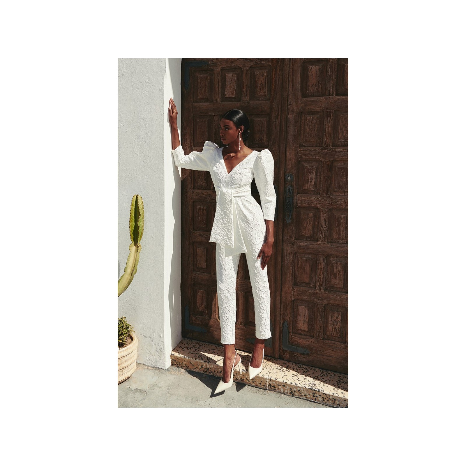 Mono blanco  para novia civil en jacquard  en relieve flores con