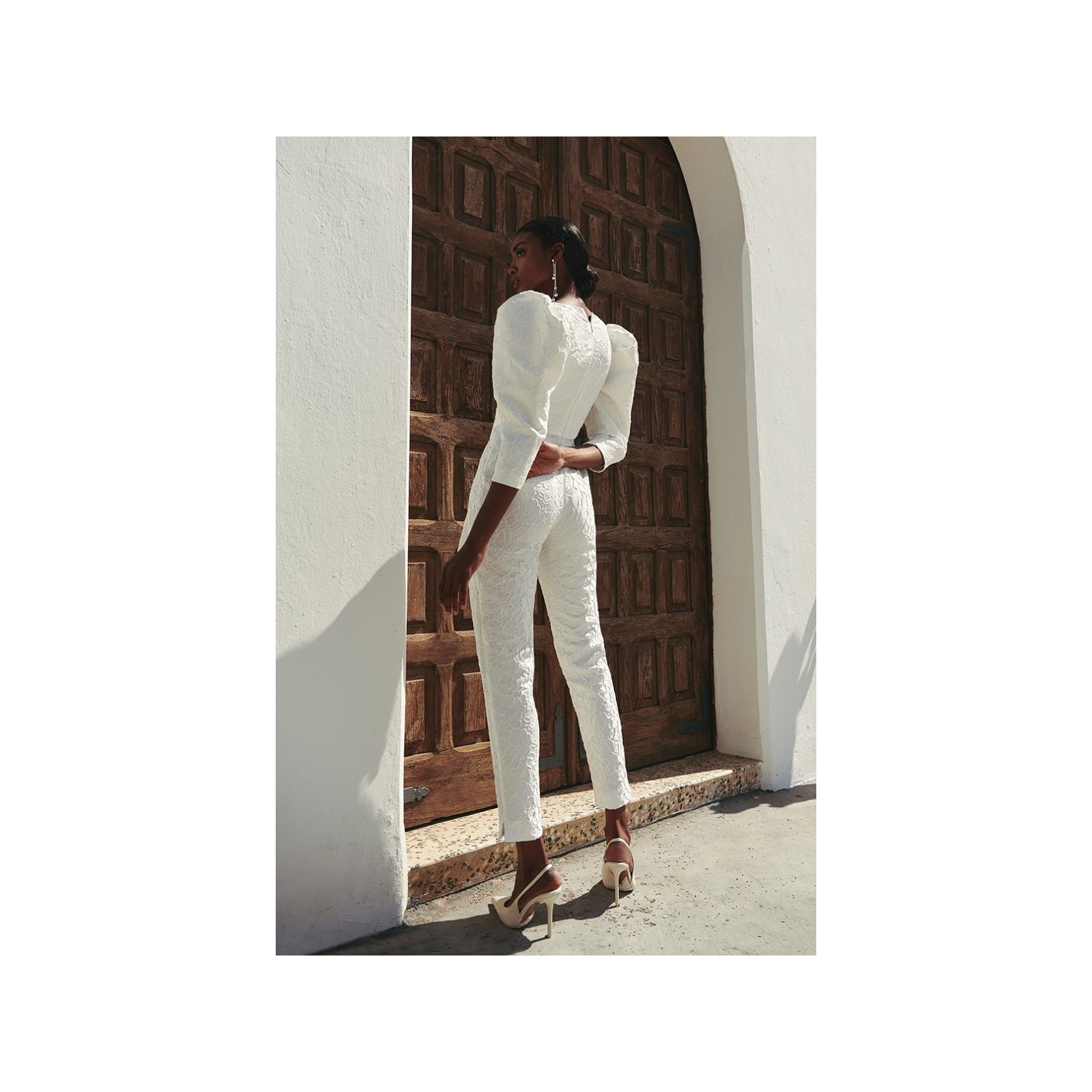 Mono blanco  para novia civil en jacquard  en relieve flores con