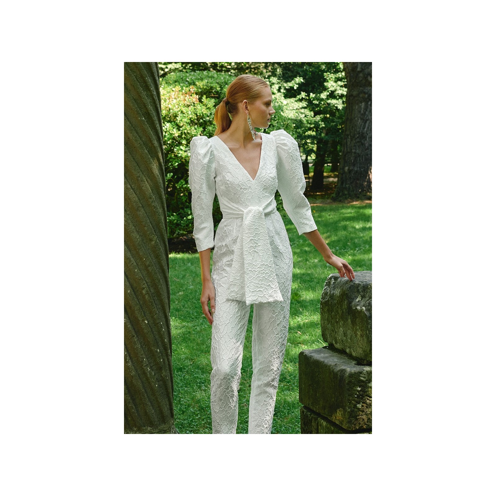 Mono blanco  para novia civil en jacquard  en relieve flores con