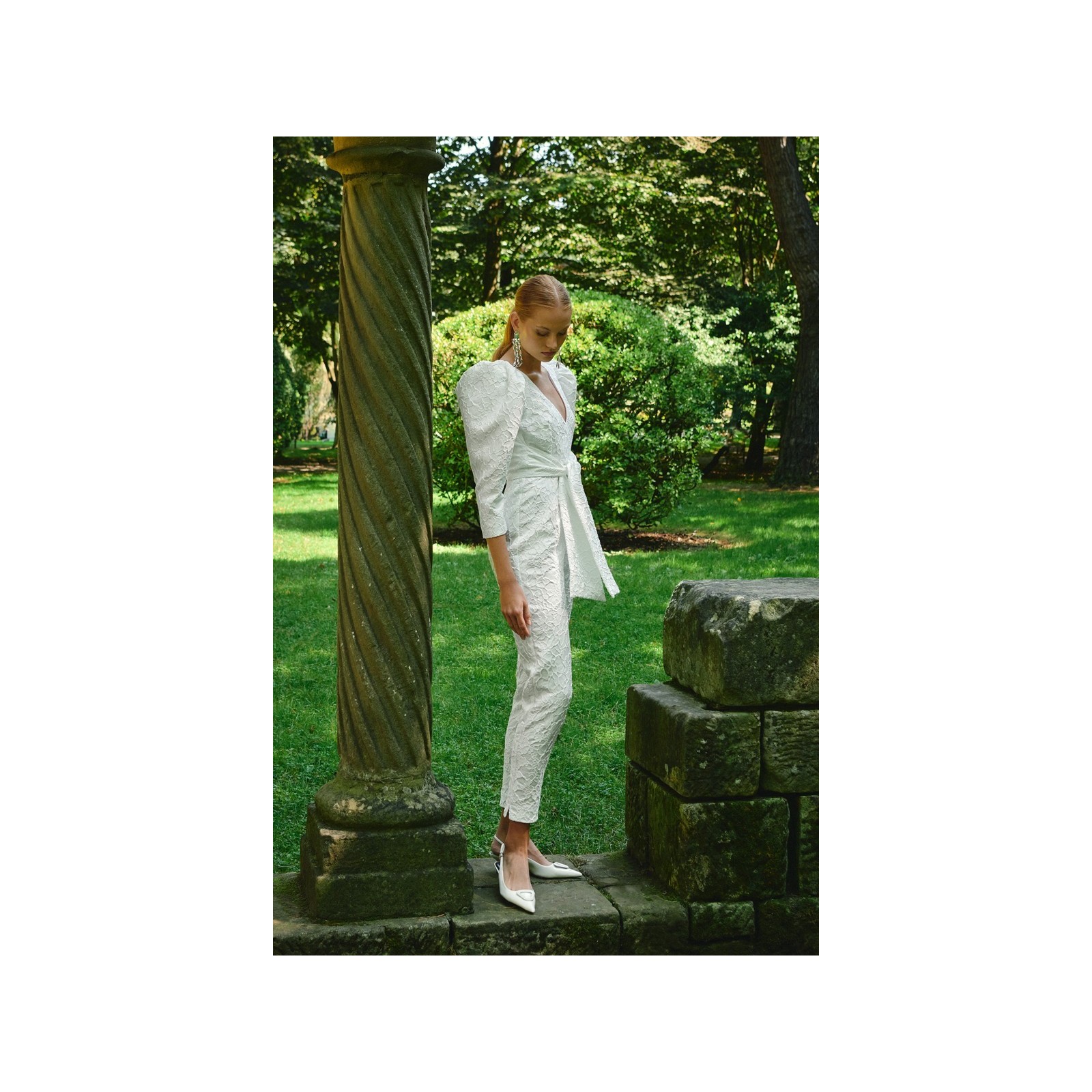 Mono blanco  para novia civil en jacquard  en relieve flores con