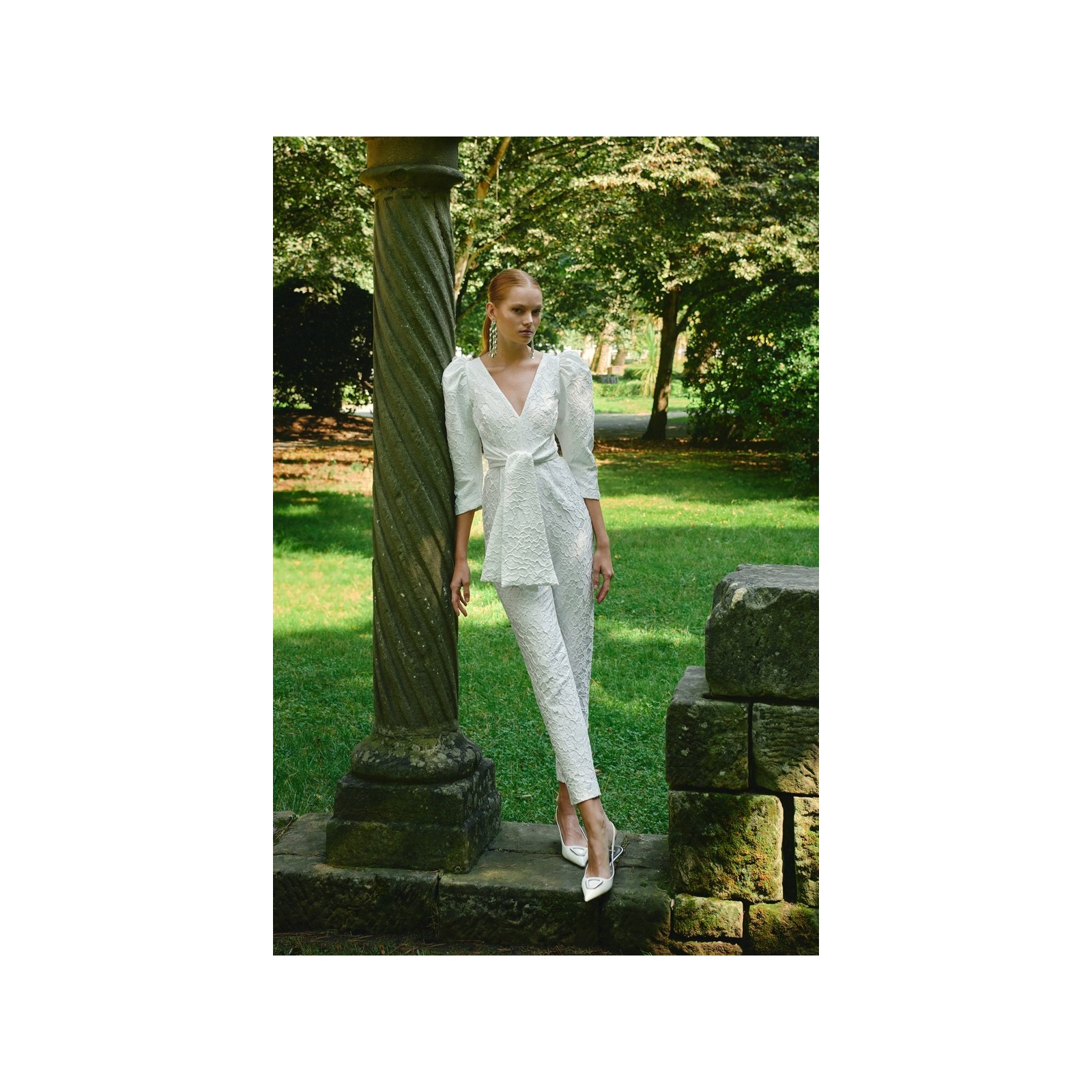 Mono blanco  para novia civil en jacquard  en relieve flores con