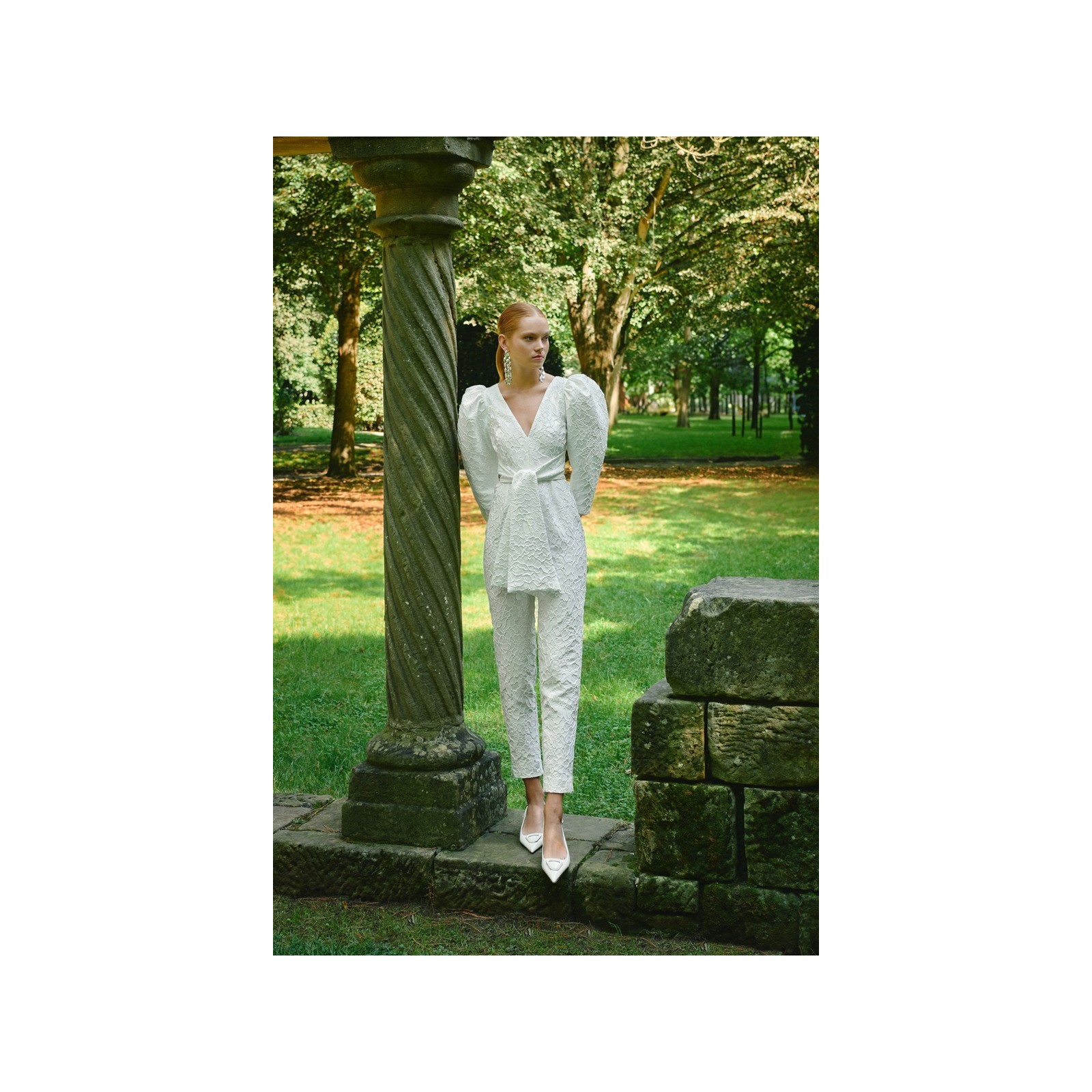 Mono blanco  para novia civil en jacquard  en relieve flores con