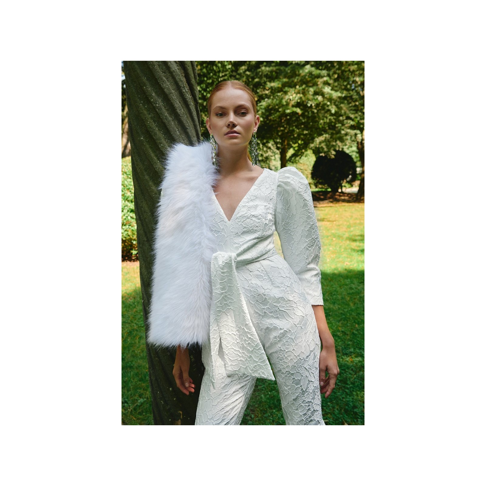 Mono blanco  para novia civil en jacquard  en relieve flores con