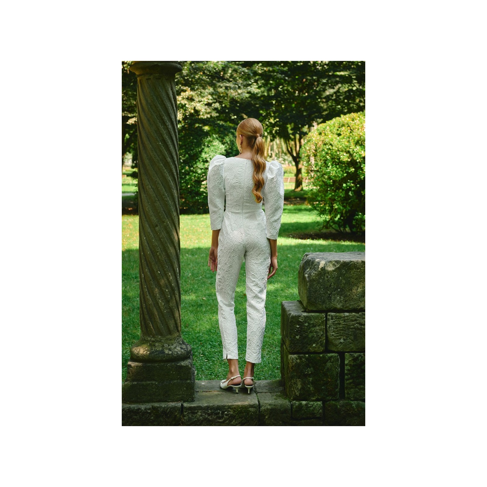 Mono blanco  para novia civil en jacquard  en relieve flores con