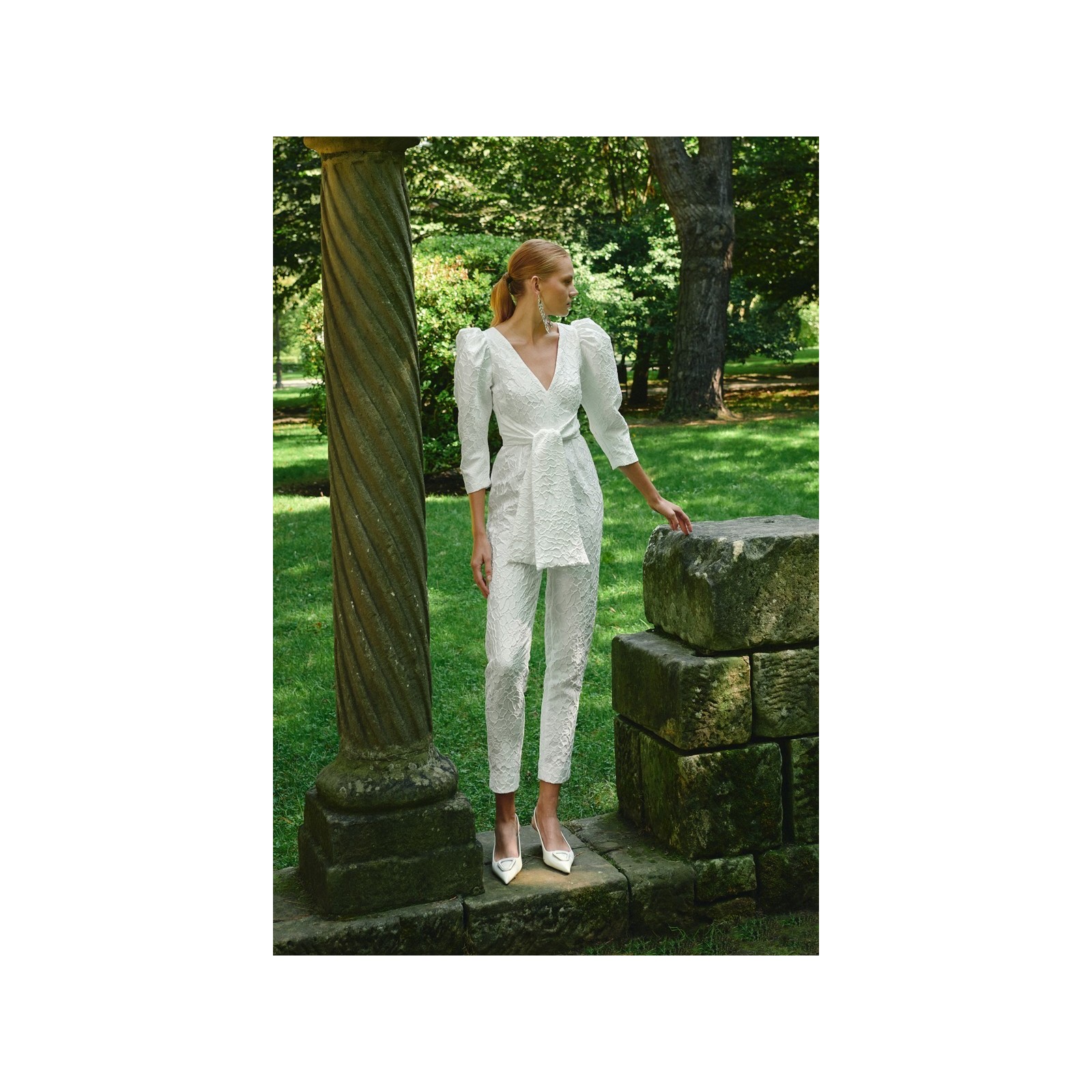 Mono blanco  para novia civil en jacquard  en relieve flores con