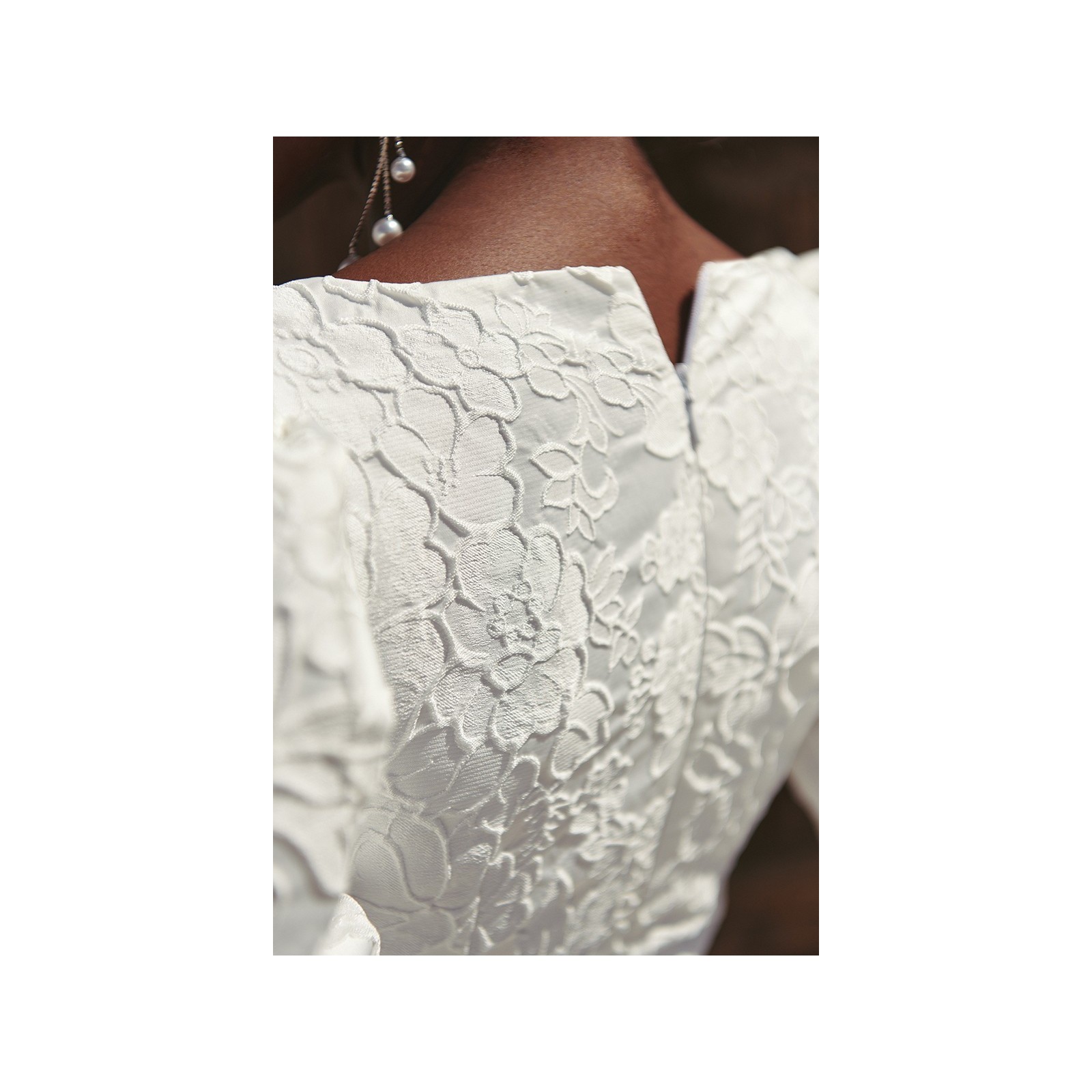 Mono blanco  para novia civil en jacquard  en relieve flores con