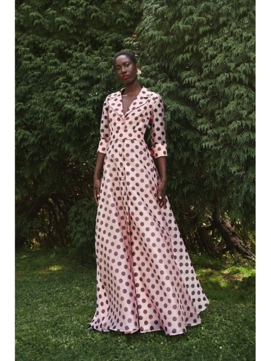 Vestido camisero largo con cuello esmoquin en organza lunares rosa para invitadas