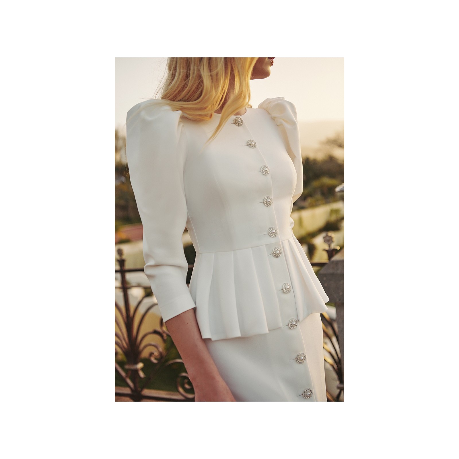 vestido midi de crepe blanco con peplum manga abullonada jamon  y