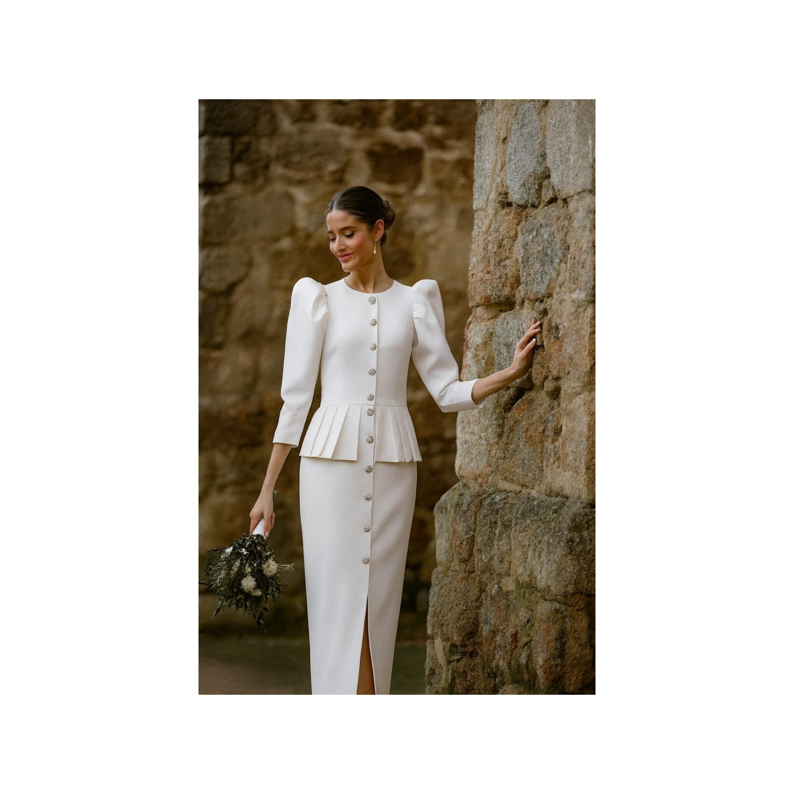 vestido midi de crepe blanco con peplum manga abullonada jamon  y