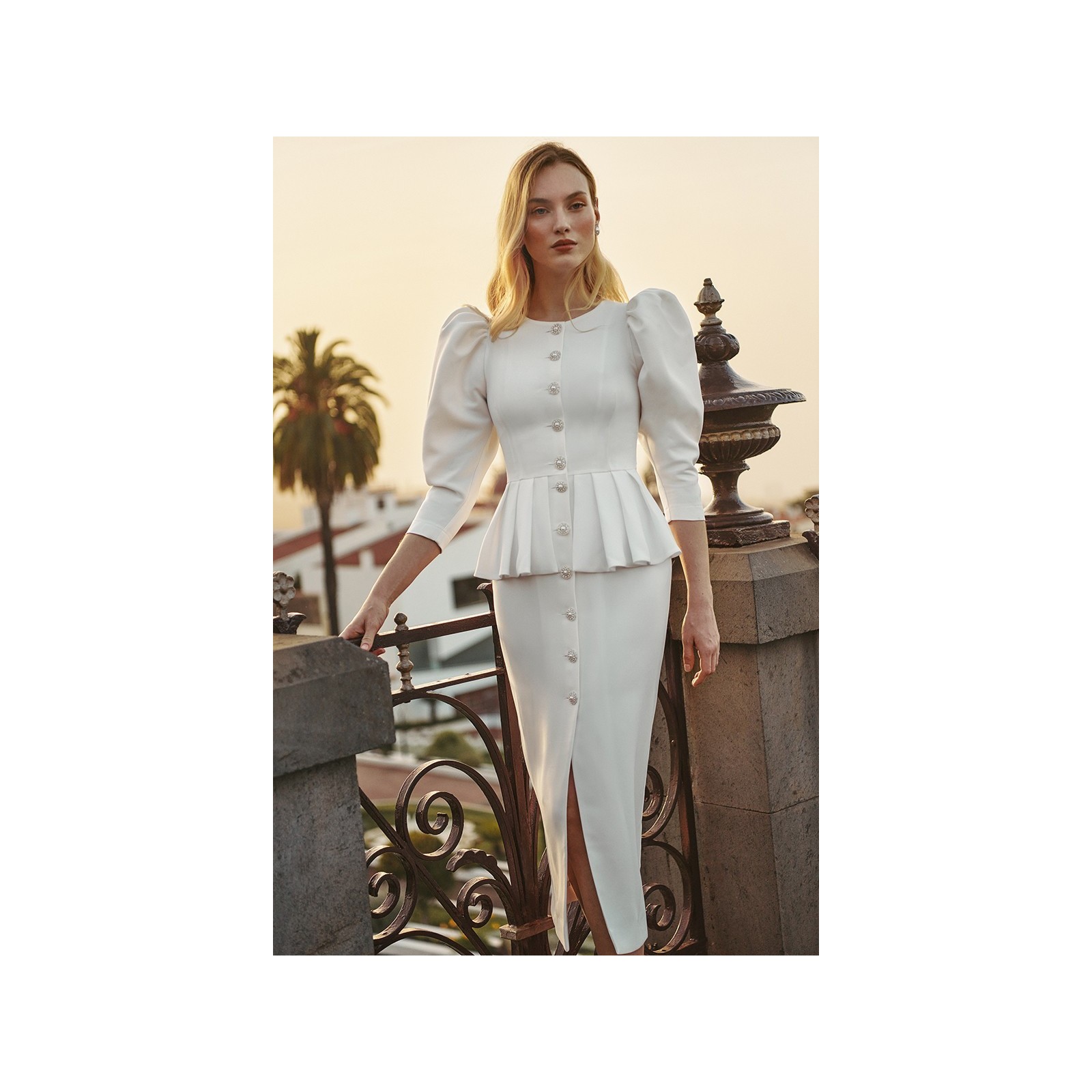 vestido midi de crepe blanco con peplum manga abullonada jamon  y