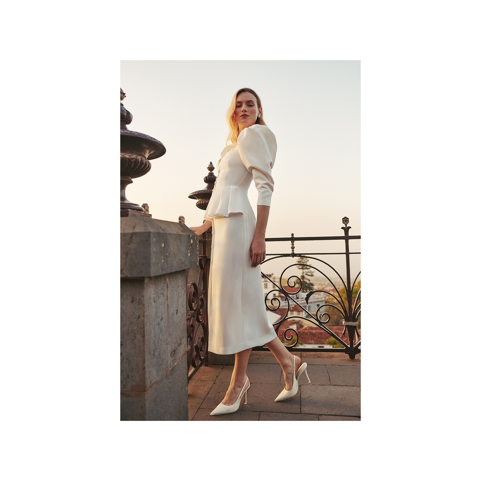 vestido midi de crepe blanco con peplum manga abullonada jamon  y