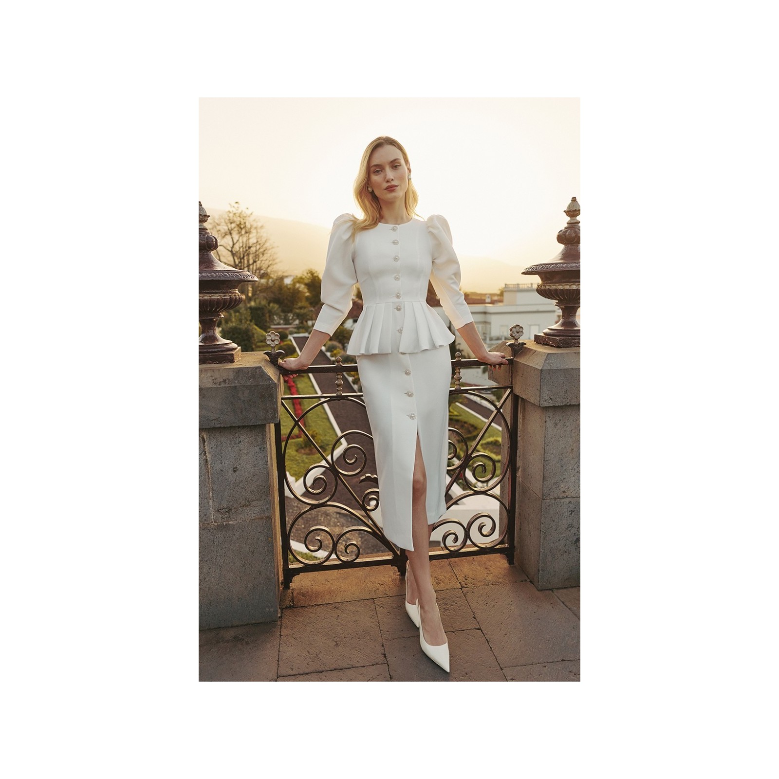 vestido midi de crepe blanco con peplum manga abullonada jamon  y