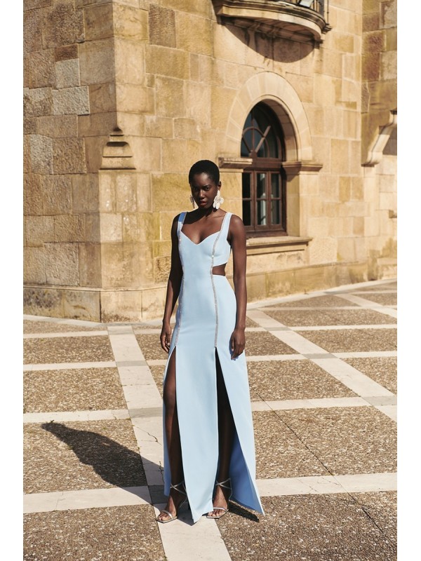 vestido largo azul claro invitada asimetrico con aberturas y pasamaneria