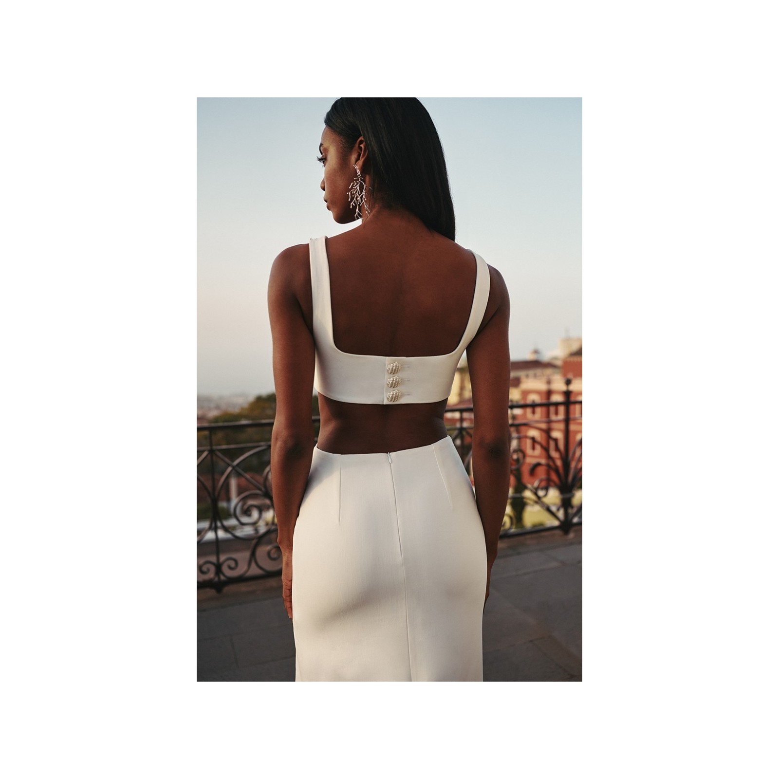 vestido largo blanco asimetrico con aberturas y pasamaneria