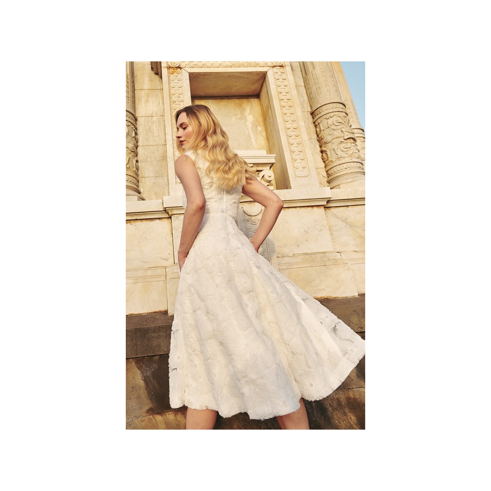 vestido midi de tul blanco con falda vuelo para novia civil