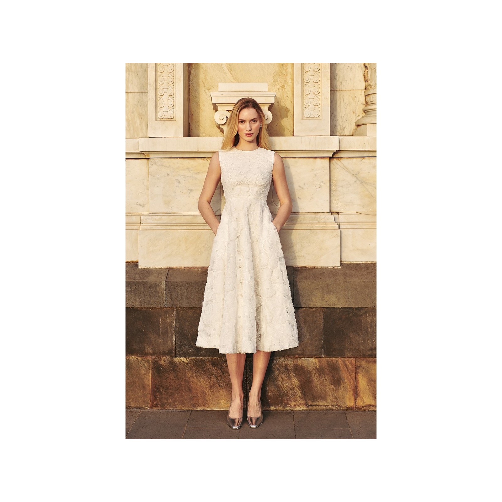 vestido midi de tul blanco con falda vuelo para novia civil