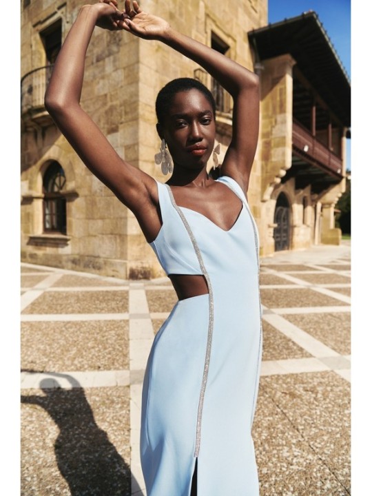 vestido largo azul claro invitada asimetrico con aberturas y pasamaneria