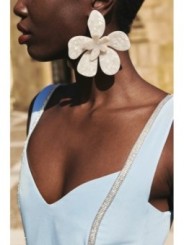 vestido largo azul claro invitada asimetrico con aberturas y pasamaneria