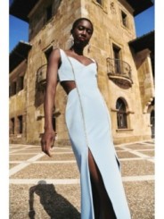 vestido largo azul claro invitada asimetrico con aberturas y pasamaneria