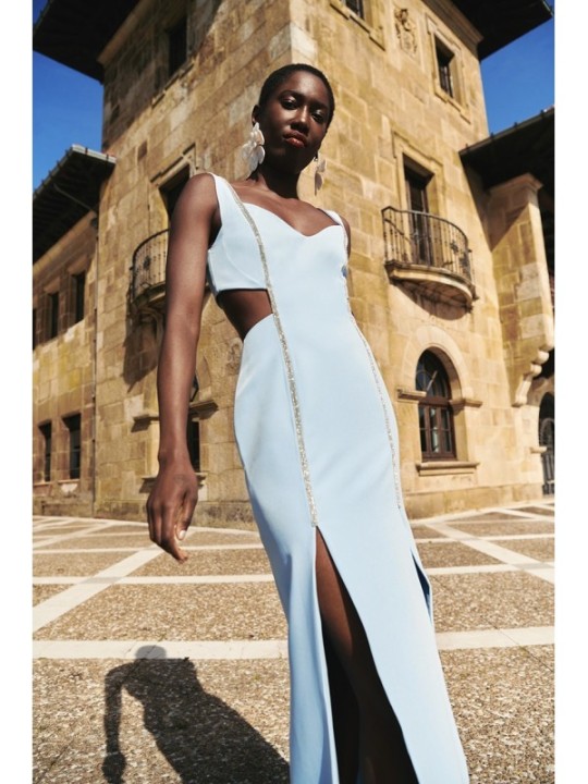 vestido largo azul claro invitada asimetrico con aberturas y pasamaneria